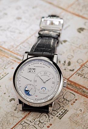 ساعة  LANGE 1 TOURBILLON PERPETUAL CALENDAR الإبداعية والمطلعة نحو الأمام ومخطوطات المايا